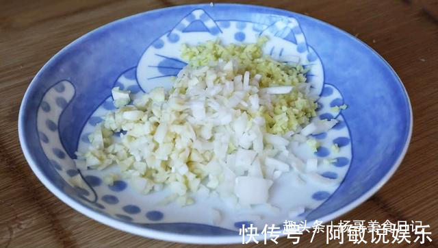 多吃洋葱对身体好,加俩土豆这样做,每次上桌都扫光,外焦里嫩香