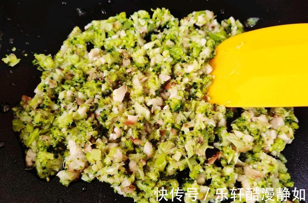 西兰花|十分钟的简单早餐——时蔬炒饭，用料普通操作简单，超美味