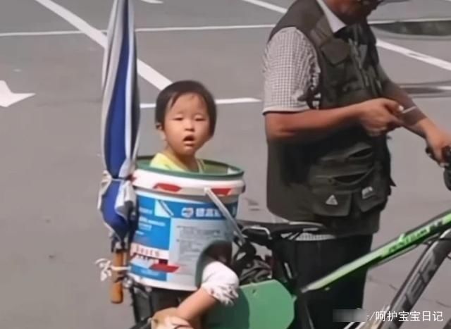 爷爷的“豪华婴儿车”火了，挡雨遛娃俩不误：想要这样的爷爷