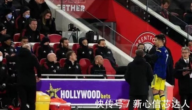 球队|C罗在摔衣服,全世界都感觉到了他的不高兴,朗尼克呢?