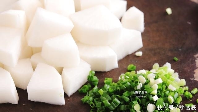 白萝卜排骨|它是人人吃得起的“小人参”,拿来炖汤喝,鲜甜滋补、润肺化痰