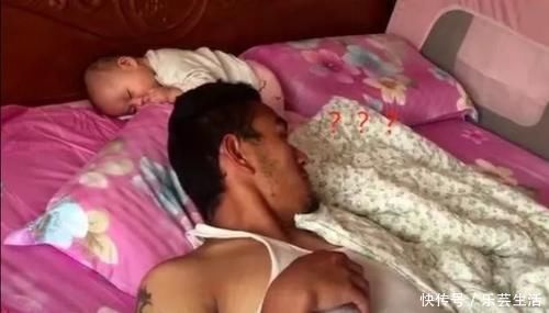睡着|爸爸陪娃睡觉,醒后发现娃不见了,吓坏了赶紧找,结果自己都乐了