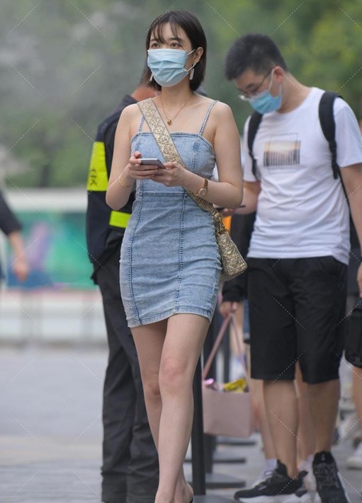 穿搭 牛仔连衣裙搭配金色精致包包,韵味十足