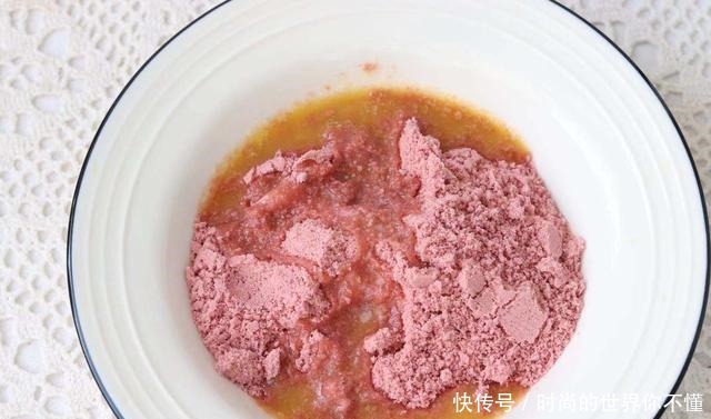 这蛋糕用酸奶和牛奶就能做,免蒸烤,入口即化,好吃不上火