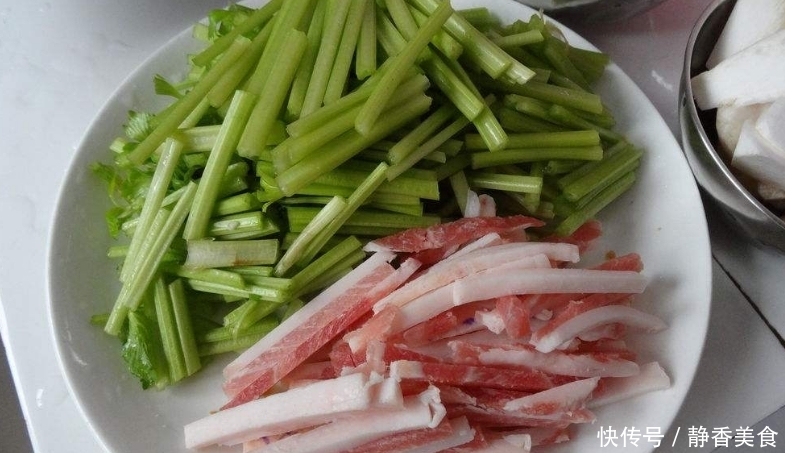 57年大厨透露:炒芹菜别直接下锅,多加1步,芹菜怎么炒都香!