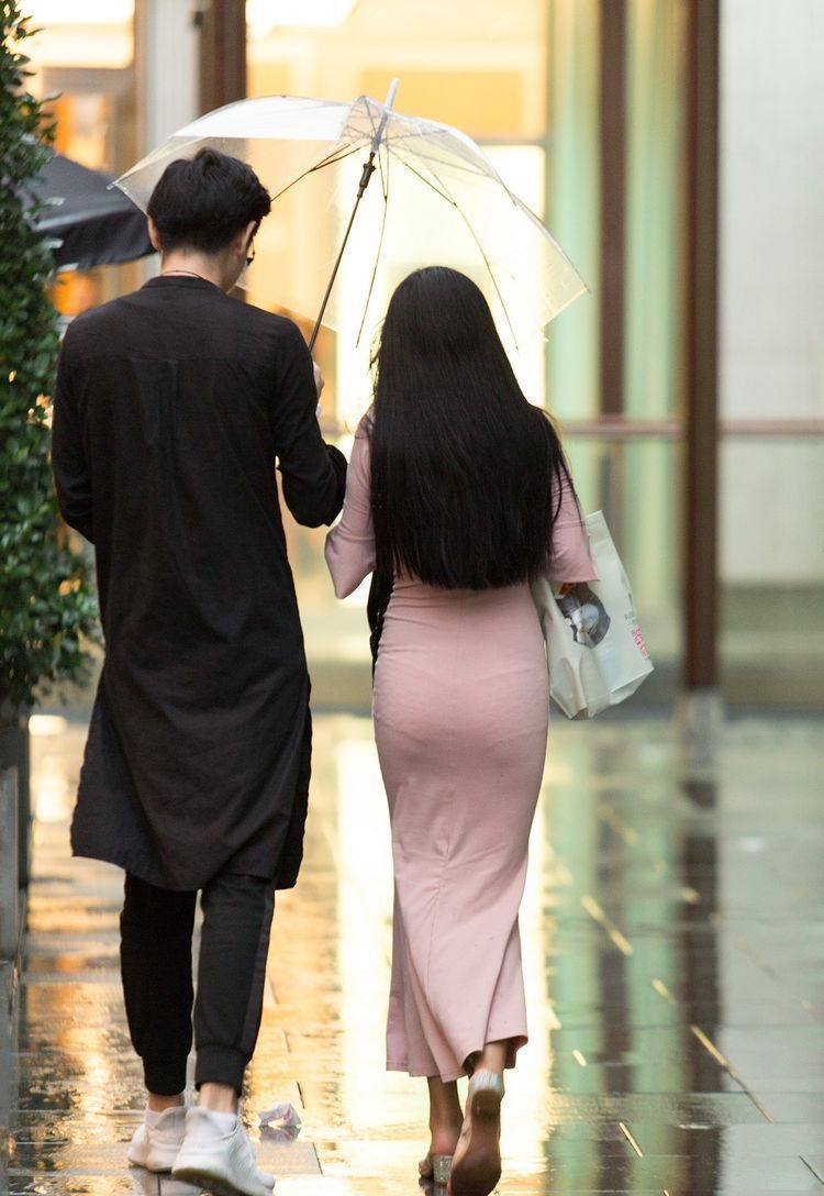 街拍苏杭一场江南烟雨,一段唯美邂逅,风里雨里她在等你