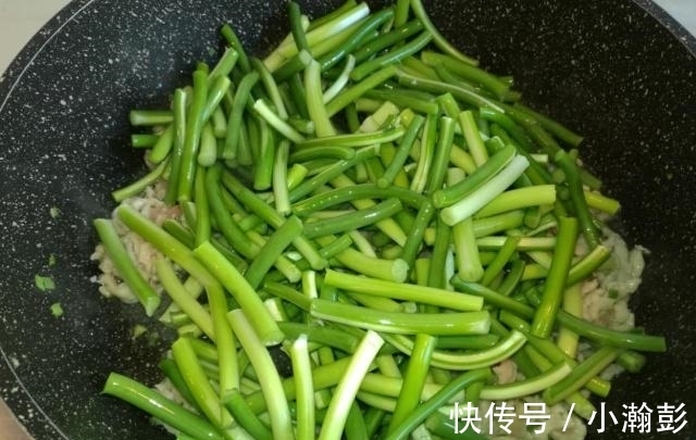 焯水|炒蒜苔时,直接炒是大错特错!多加1步,蒜苔香嫩入味