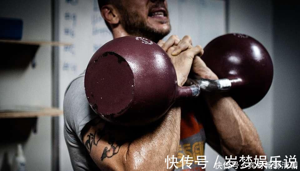 肌肉|若想速成胸肌，神器哑铃来帮助你，4个动作练起来