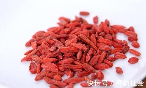 食物|人到中年想长寿,不妨坚持吃3种食物,淡化皱纹,越活越年轻!