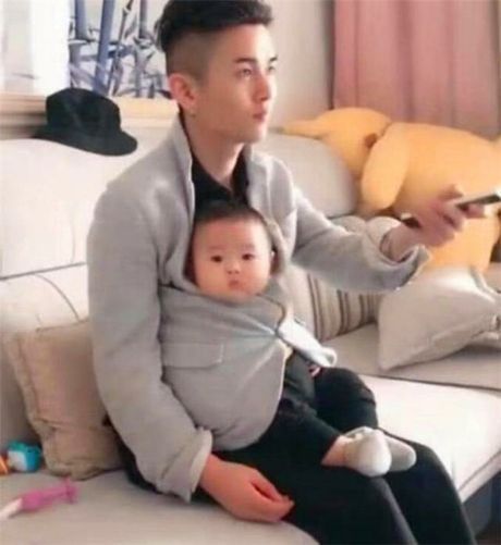 爸爸|又一位宝爸因独特的抱娃姿势火了,网友爸爸带娃,活着就行