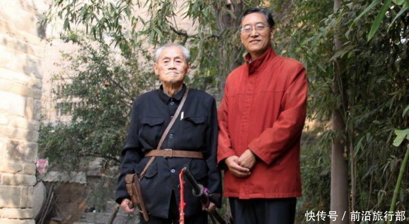 老人|老人拿出珍藏的日本军官佩刀，刀上刻了5个字，有人开价几十万！