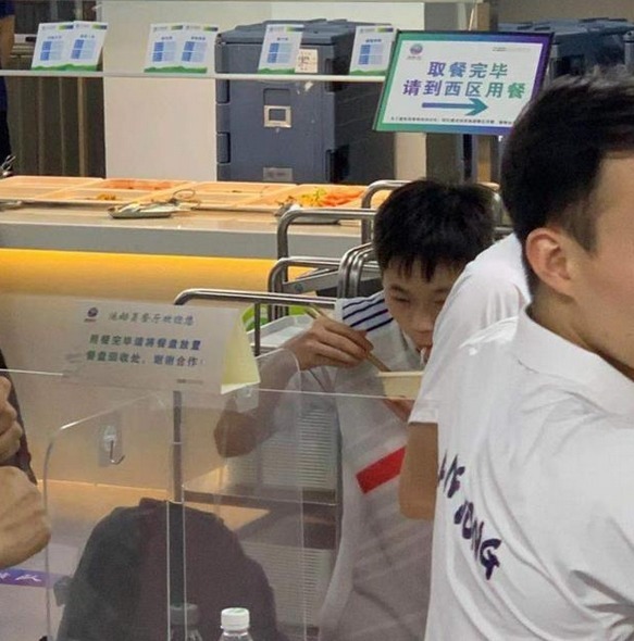 |全红婵吃面条表情搞笑!红姐吃得心满意足,露出坏笑惹人怜爱