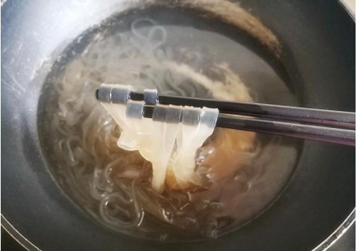 粉条别总炖猪肉了,粉条换个吃法,味道鲜美无比,两个儿子抢着吃