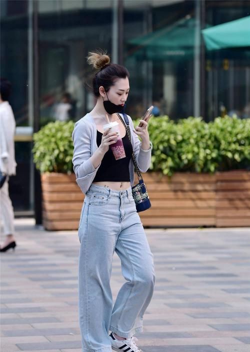 春末夏初，直筒牛仔裤在时尚姑娘身上，搭配出不同的时尚效果