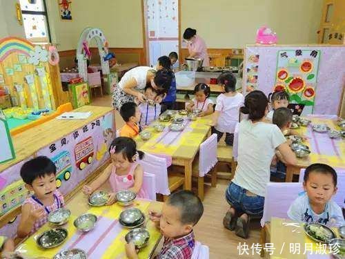 3岁女儿不敢尿尿，妈妈被气哭，必须向幼儿园讨个说法