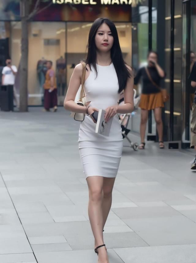 连衣裙|连衣裙打造街头美感,展现女神的自信,带来美丽气质
