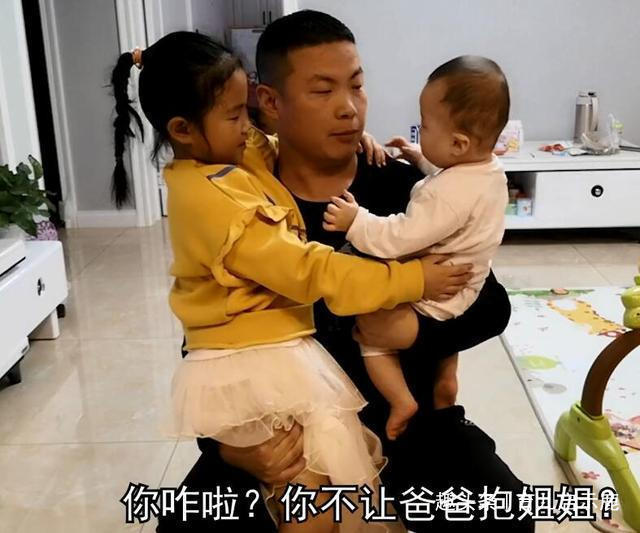 大宝|见爸爸抱弟弟玩,女儿小声问能抱抱我吗之后画面二胎妈妈泪目