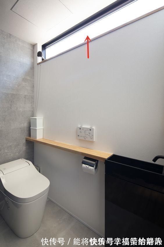 马桶|谁也别拦我留一拃宽玻璃在卫生间,15公分一排到底,采光亮堂堂