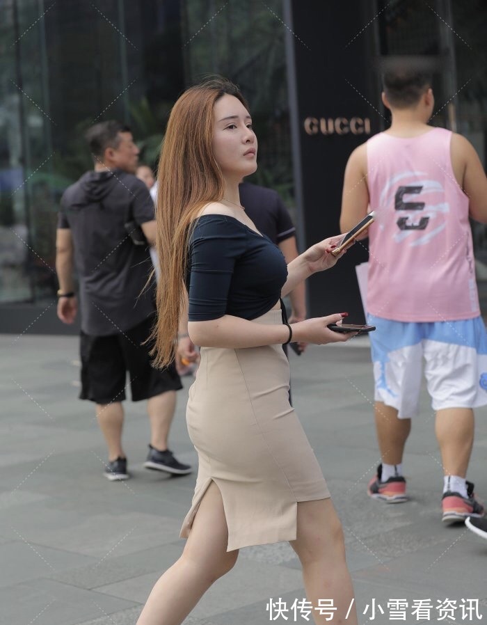 微胖|微胖女生用连衣裙搭配小凉拖，深蓝色的上衣提亮肤色还能显瘦