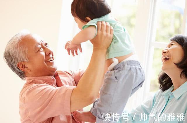 父母|老人帮忙带娃跟没老人带娃，3个家庭前后对比，差距一目了然！