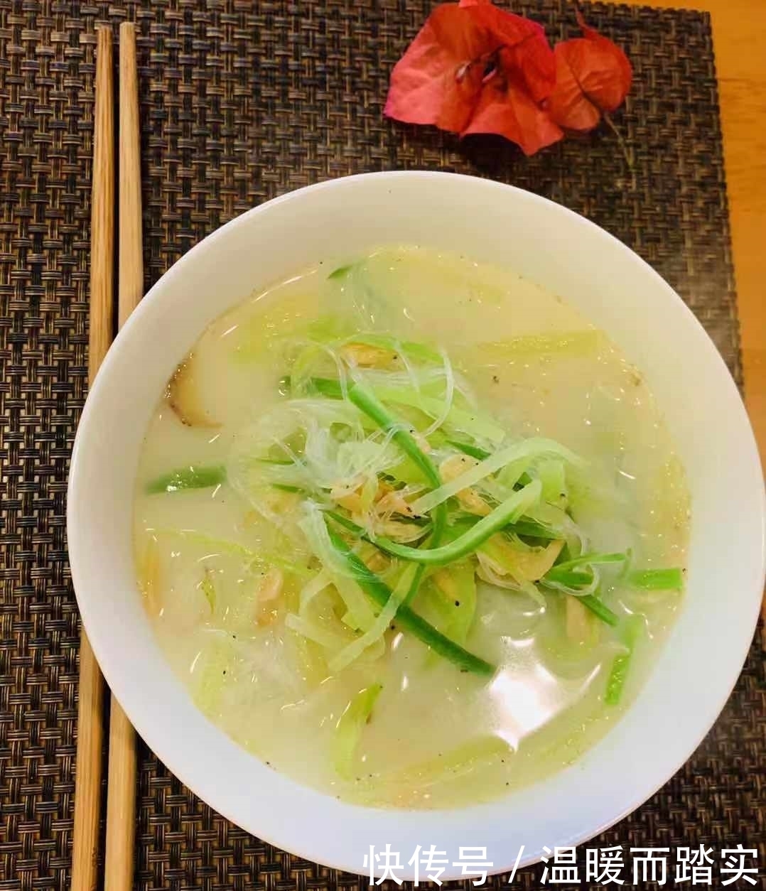 成本只有两元五角,海虾皮萝卜粉丝汤,补钙又美容。