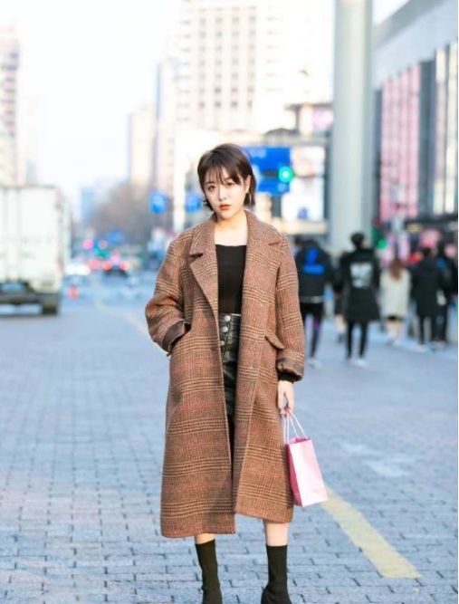 街拍:活泼大方的美女,蓝色牛仔裤穿起来更加的有魅力