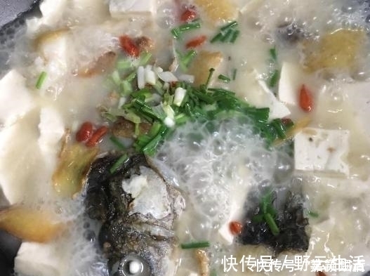 炖鱼汤|炖鱼汤时，用冷水还是热水？多数人没弄清楚，难怪鱼肉不嫩汤不鲜