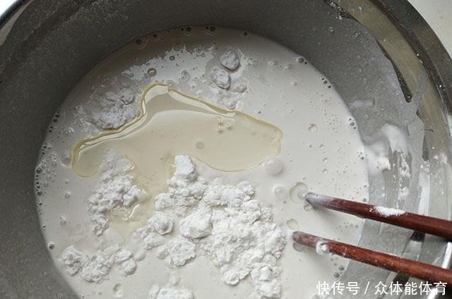 它是我做过最简易的点心,无需烤箱,蒸好擀薄就能吃,香甜好美味!