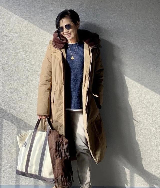 风衣 身高153,年龄58岁又怎样?她靠利落穿搭圈粉无数,好会穿
