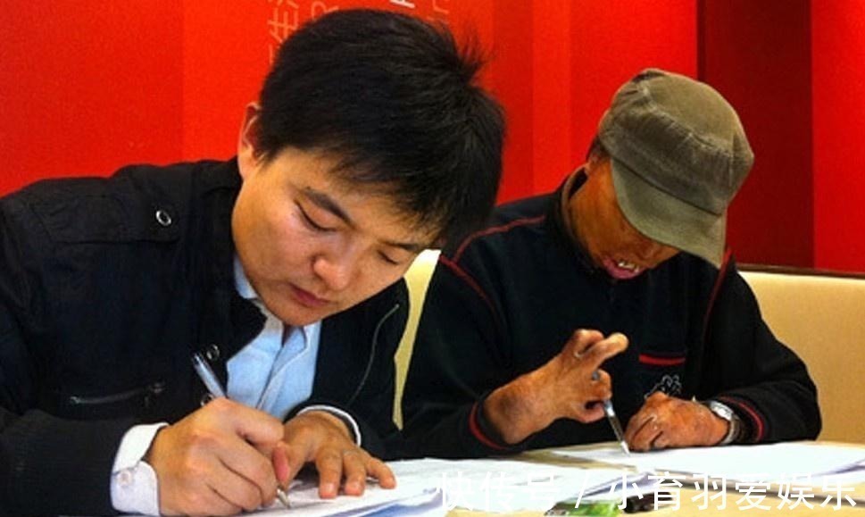 柴油!街头乞丐苦练10年粉笔字,方正字库上门求购,从此改变人生命运