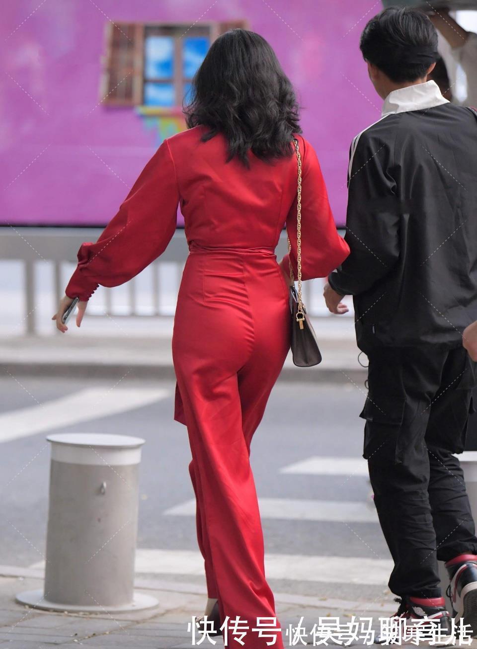 高跟鞋|小白鞋搭配修身碎花裙,优雅时尚,满满的青春少女感