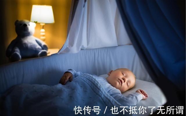 神经系统|新生儿为什么偏爱“投降式睡姿”,需要纠正吗很多家长做错了