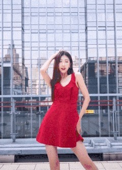 |搞笑GIF:突然感觉不对劲 以后再也不穿裙子帮人推车了