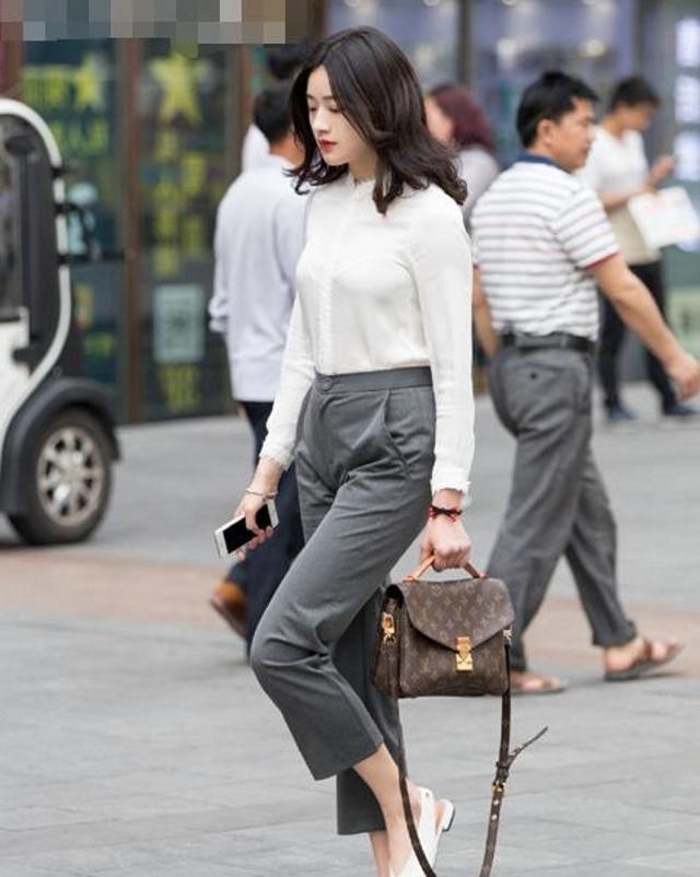 街拍,美女休闲牛仔裤搭配白色T恤,显得特别的顺眼