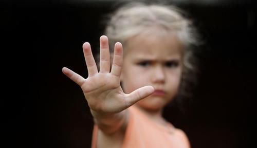 不听话|孩子被打后若有这些反应,实际上是在“求救”,请家长们别再打了