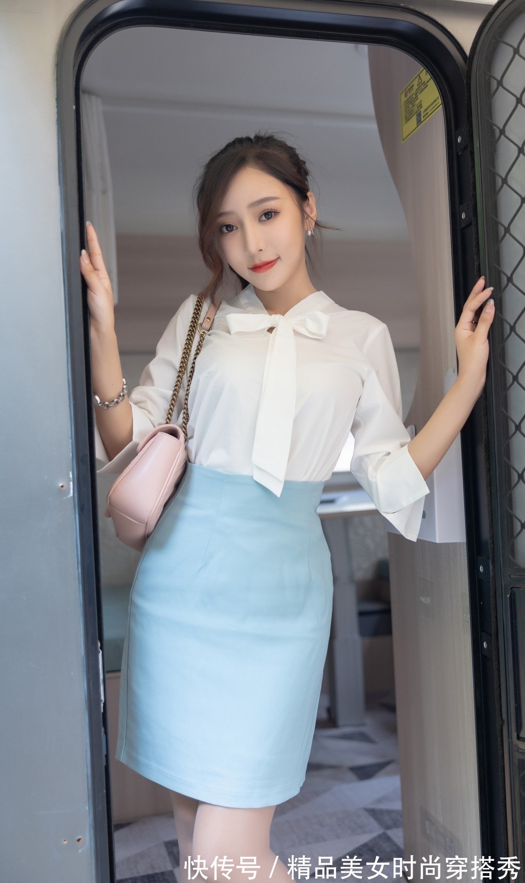 浅蓝色 知性又优雅的白色衬衫,下搭一条浅蓝色的高腰包臀裙,性感又迷人