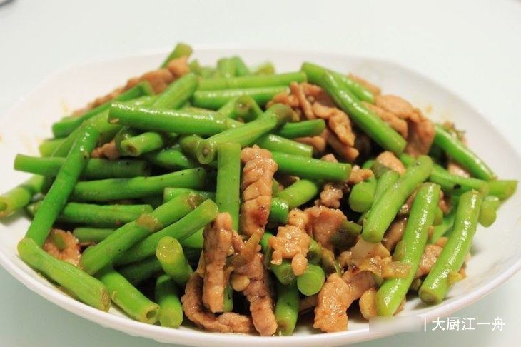 豆角|炒豆角时，先放油就错了，教你饭店做法，豆角翠绿爽口不发黑