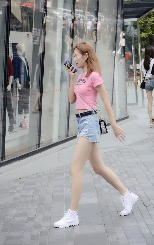 小美女|高颜值的时尚搭配靓丽,小美女精致的妆容,让人羡慕不已