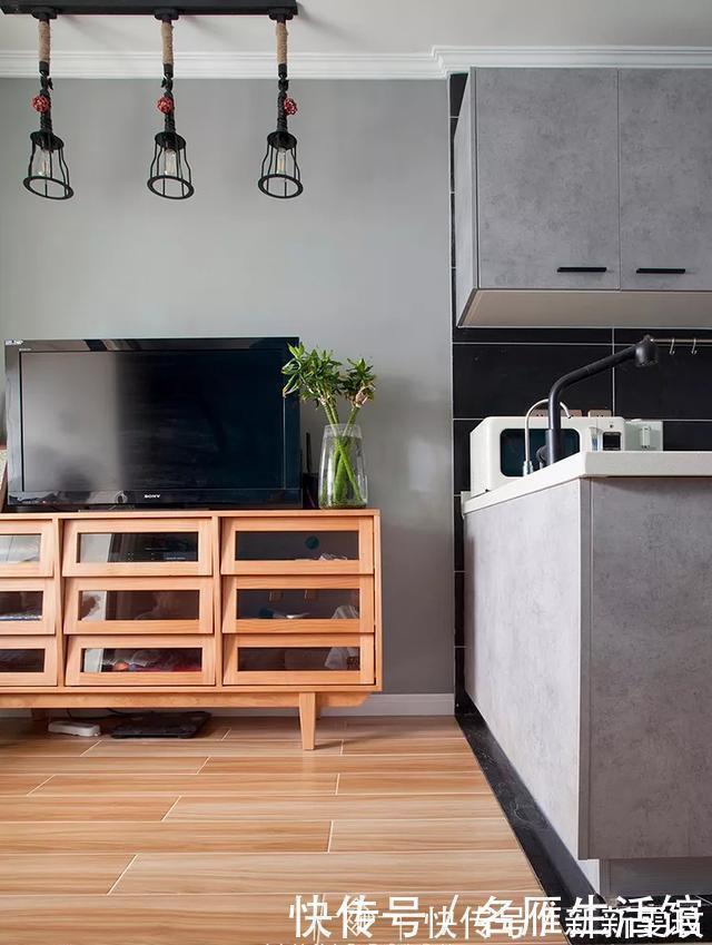 梳妆台|47㎡一室改两室,进门衣帽间,阳台变次卧,装出来比80㎡还要大