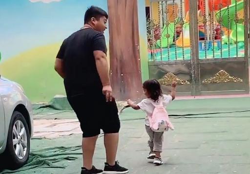 上幼儿园|奶爸“颤抖式”送娃上学,网友:娃好可爱,好想抱走她爸爸