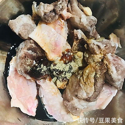 焖锅|这道排骨鸡翅焖锅做起来容易，吃起来上瘾