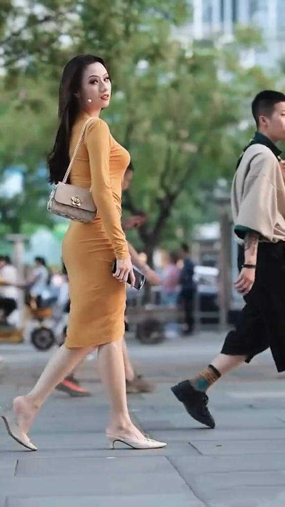身材高挑 身材高挑的连衣裙小姐姐,自然大方的穿搭,尽显十足的魅力!