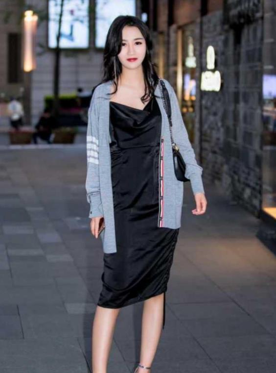 街拍:亭亭玉立的美女,身穿蓝色的连体长裤,尽显完美好身材