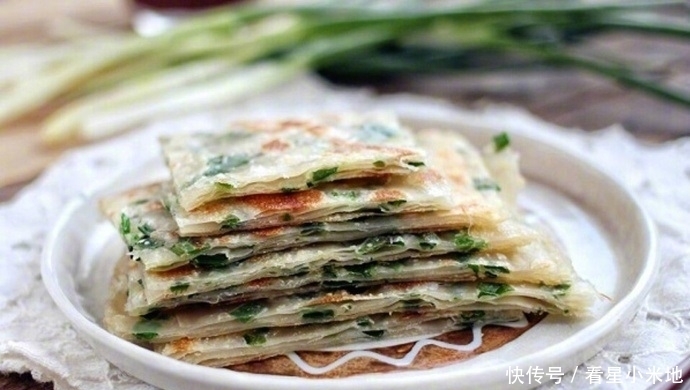 葱油饼|饺子皮就能做的葱油饼,简单的不要不要的,几分钟就上桌的美食