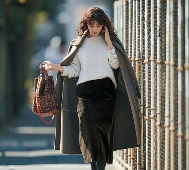 显贵|大衣外套里面搭配什么内搭?立马入手这四款,简约保暖又显贵气