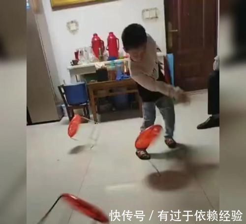 天赋|小男孩在家表演“转凳子”火了,网友:行行出状元,术业有专攻!