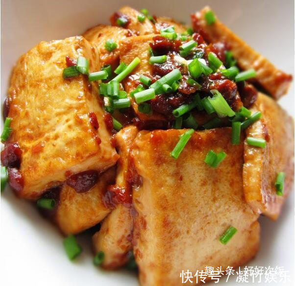 年夜饭菜谱:茭白炒肉丝,酱香豆腐,茄汁海鲜菇,香葱土豆