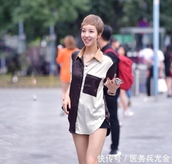 街拍美女:高挑迷人的时尚小姐姐,曼妙穿搭,展现长腿气质!