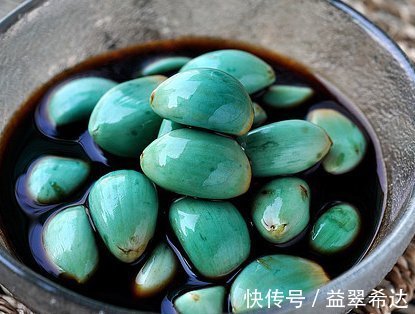 冰糖|腌制腊八蒜应该这样做，只加醋就错了，再加点“它”蒜瓣更脆更香