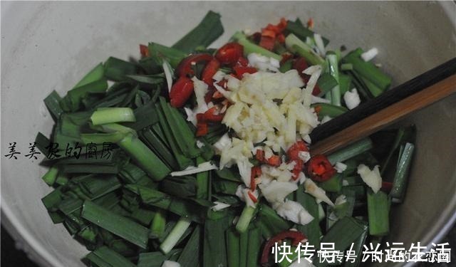 韭菜|这菜是“推粪机”，便秘的人常吃，润肠通便，吃一次排空黑宿便！